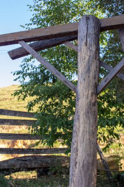 Çiftlikte kullanılmadan önce tahta elektrik direği