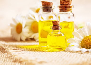 Çuval bezinde papatya çayı özütü. Seçici odaklanma. Doğa