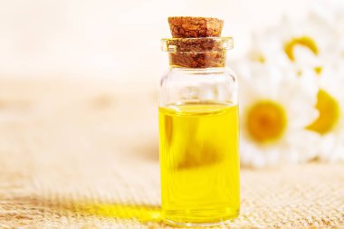 Çuval bezinde papatya çayı özütü. seçici odak