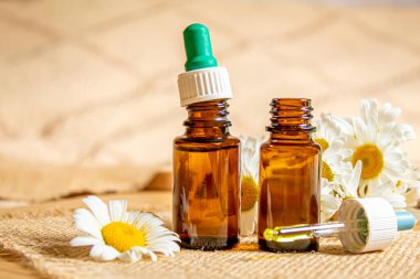 Çuval bezinde papatya çayı özütü. seçici odak