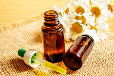 Çuval bezinde papatya çayı özütü. seçici odak