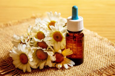 Çuval bezinde papatya çayı özütü. seçici odak