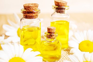 Çuval bezinde papatya çayı özütü. seçici odak