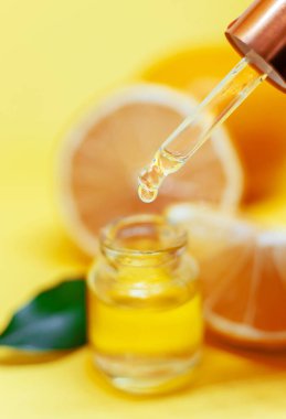 Sarı arka planda limon yağı. Seçici odak.