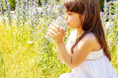 Bir bardak çocuk suyu. Seçici odaklanma. Çocuk doğası