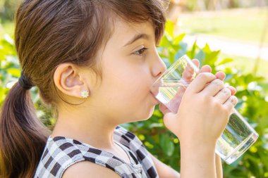Bir bardak çocuk suyu. Seçici odaklanma. Çocuk doğası