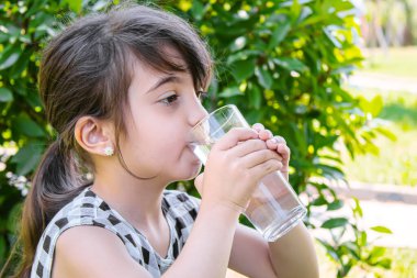 Bir bardak çocuk suyu. Seçici odaklanma. Çocuk doğası