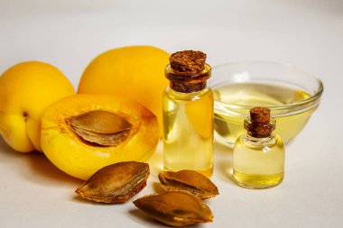 Küçük bir kavanozda kayısı yağı. Seçici odaklanma. Tabiat. Tıbbi.