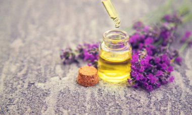 Lavanta yağı küçük bir şişede. Seçici odaklanma. Doğa.