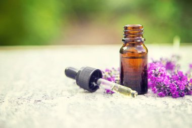Lavanta yağı küçük bir şişede. Seçici odaklanma. Doğa.
