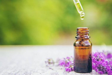 Lavanta yağı küçük bir şişede. Seçici odaklanma. Doğa.