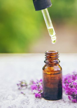 Lavanta yağı küçük bir şişede. Seçici odaklanma. Doğa.