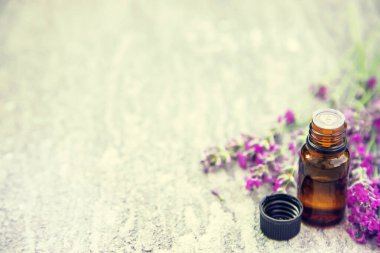 Lavanta yağı küçük bir şişede. Seçici odaklanma. Doğa.