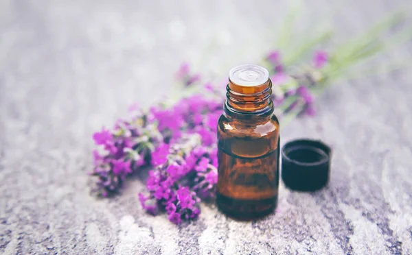 Ätherisches Lavendelöl Einer Kleinen Flasche Selektiver Fokus Natur — Stockfoto