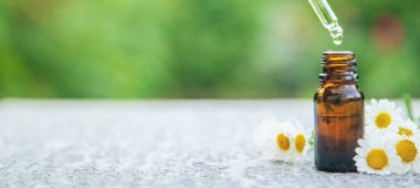 Papatya yağı küçük bir şişede. Seçici odaklanma. Doğa.