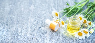 Papatya yağı küçük bir şişede. Seçici odaklanma. Doğa.