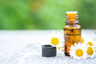 Papatya yağı küçük bir şişede. Seçici odaklanma. Doğa.