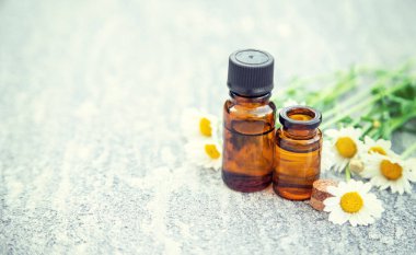 Papatya yağı küçük bir şişede. Seçici odaklanma. Doğa.