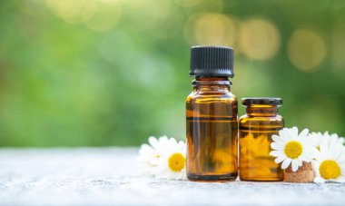 Papatya yağı küçük bir şişede. Seçici odaklanma. Doğa.