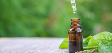 Bitki yağı küçük bir şişede. Seçici odaklanma. Doğa.