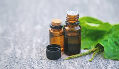 Bitki yağı küçük bir şişede. Seçici odaklanma. Doğa.