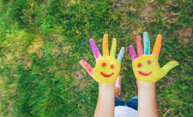 Yazın renklerinde çocuk elleri. Seçici odak.