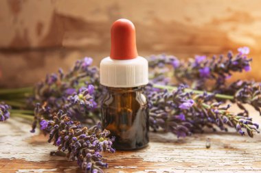 Lavanta yağı küçük bir şişede. Seçici odaklanma. Doğa.