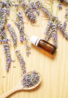Lavanta yağı küçük bir şişede. Seçici odaklanma. Doğa.