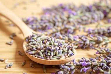 Lavanta yağı küçük bir şişede. Seçici odaklanma. Doğa.