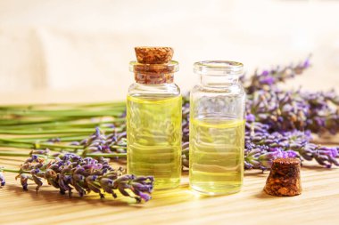 Lavanta yağı küçük bir şişede. Seçici odaklanma. Doğa.