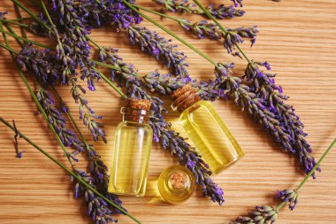 Lavanta yağı küçük bir şişede. Seçici odaklanma. Doğa.