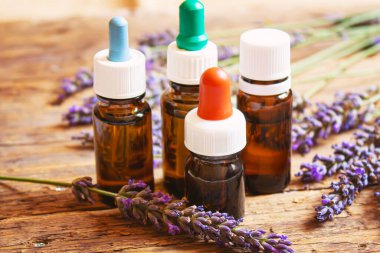 Lavanta yağı küçük bir şişede. Seçici odaklanma. Doğa.