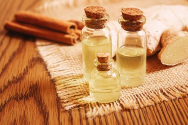 Zencefil yağı küçük bir şişede. Seçici odaklanma. Yemek.