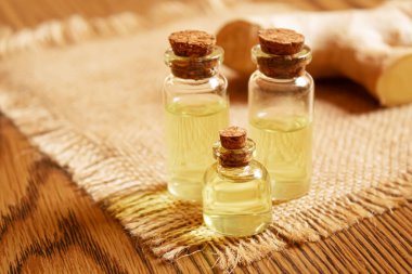 Zencefil yağı küçük bir şişede. Seçici odaklanma. Yemek.