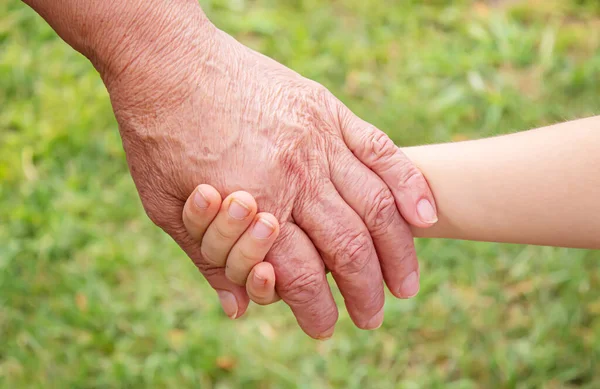 Oude man die kinderen hand in hand houdt. selectieve focus — Stockfoto