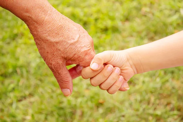 Alter Mann mit Kinderhänden. Selektiver Fokus — Stockfoto