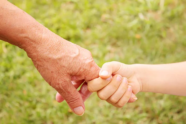 子供の手を握ってる老人。選択的焦点 — ストック写真