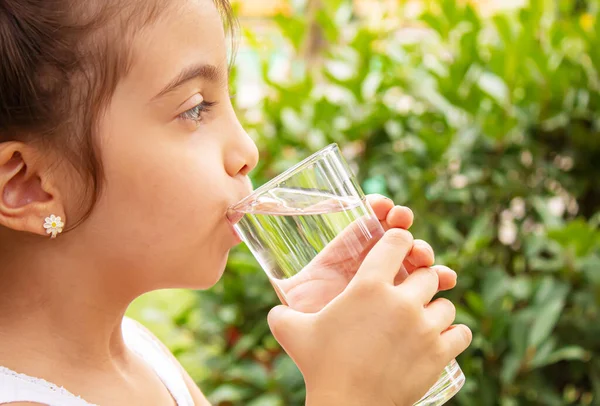 Kind Het Drinken Van Zuiver Water Natuur Selectiv Fokus Nature — Stockfoto