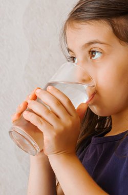 Çocuk elinde bir bardak su tutuyordu. Seçici odaklanma. İnsanlar