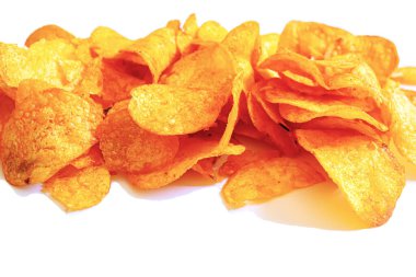 Patates cipsi Beyaz arka planda izole edilmiş. seçici odaklanma. Yemek