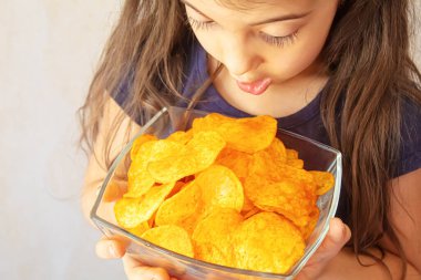 Çocuk cips yiyor. seçici odak besin