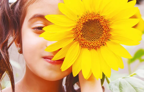 Das Gesicht Eines Kindes Versteckt Sich Hinter Einer Sonnenblume Selektiver — Stockfoto