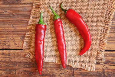 Ahşap arka planda sıcak kırmızı biber. seçici odak