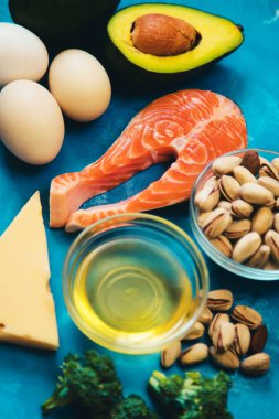 Keto diyeti, mavi arka planda yemek. Seçici odaklanma. Doğa.