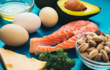 Keto diyeti, mavi arka planda yemek. Seçici odaklanma. Doğa.