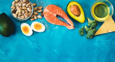 Keto diyeti, mavi arka planda yemek. Seçici odaklanma. Doğa.