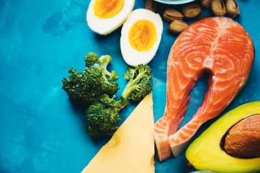 Keto diyeti, mavi arka planda yemek. Seçici odaklanma. Doğa.