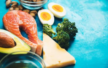 Keto diyeti, mavi arka planda yemek. Seçici odaklanma. Doğa.