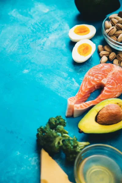 Keto diyeti, mavi arka planda yemek. Seçici odaklanma. Doğa.