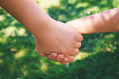 Anne bebeği elinden tutuyor. Seçici odaklanma. İnsanlar